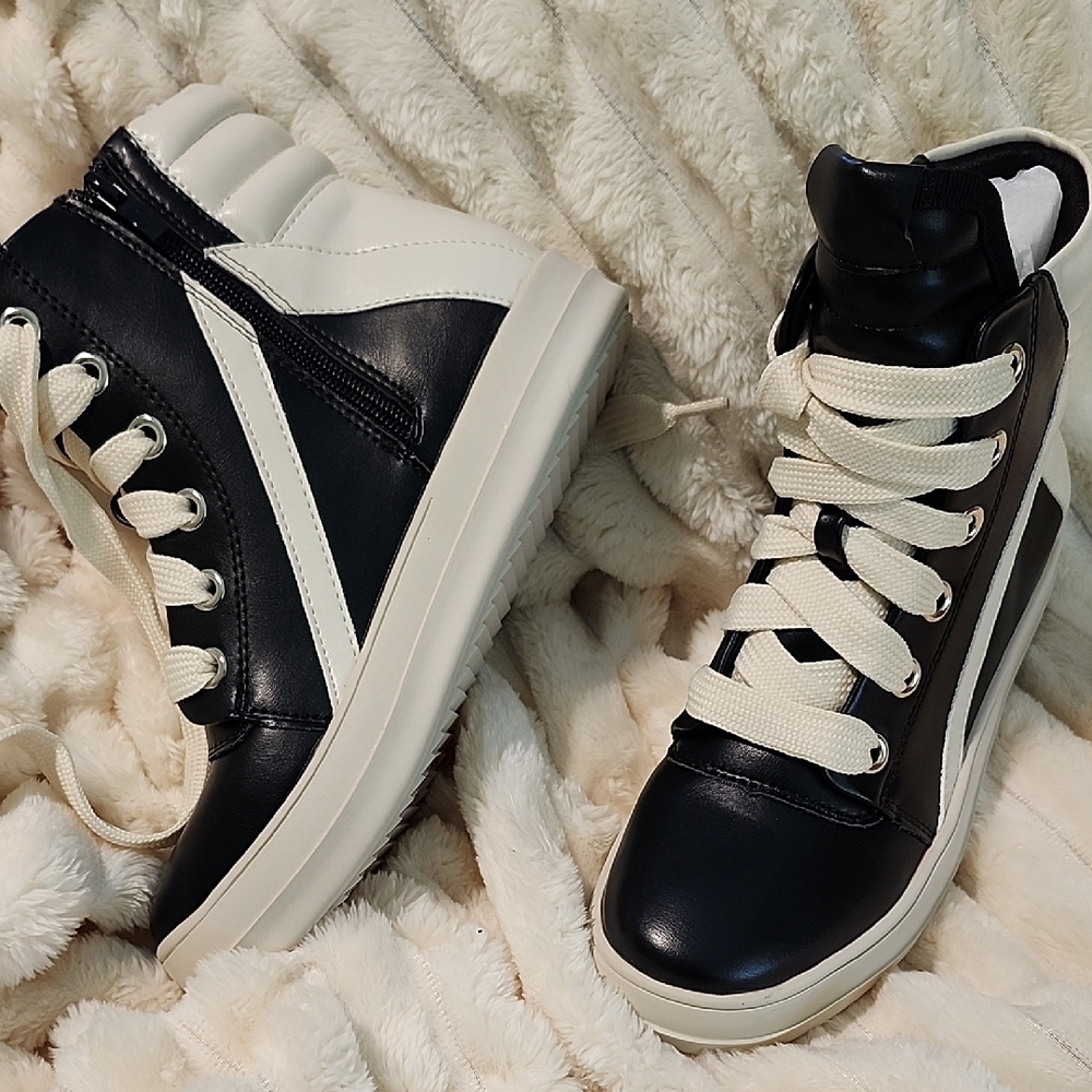 Stylish Black and White Women's High-Top Sneakers - Picture 3 of 6